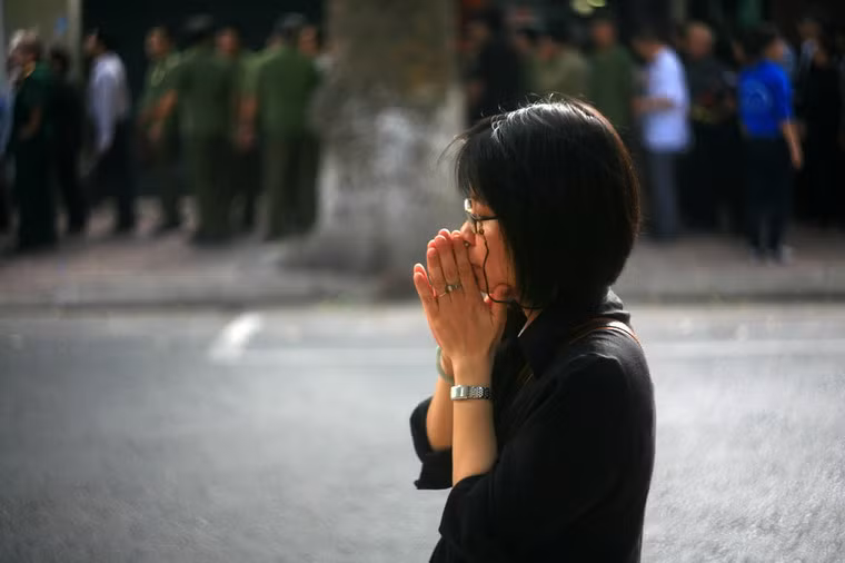 Trên phố Tăng Bạt Hổ, một người phụ nữ chợt tách khỏi dòng người khổng lồ, lặng lẽ vái vọng Đại tướng rất lâu.