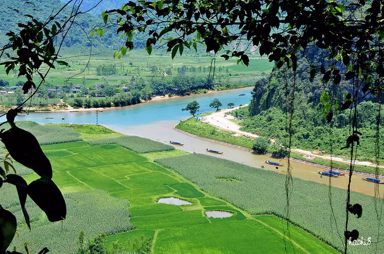 Sông Son chảy ra từ cửa động Phong Nha nằm trên đất làng Phong Nha xã Sơn Trạch huyện Bố Trạch.