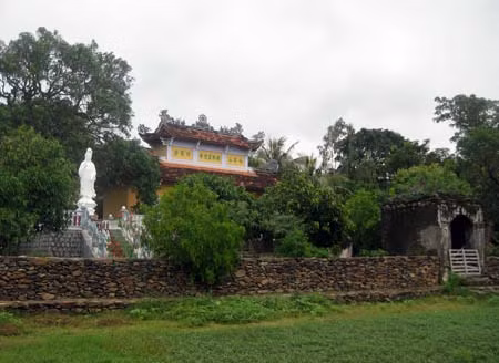 Toàn cảnh chùa Đá Trắng.