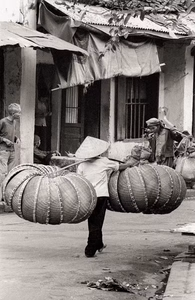 Với hành trang đơn giản, các gánh hàng rong len lỏi khắp các ngóc ngách Hà Nội với tiếng rao đặc trưng cho mỗi loại hàng hóa. Ảnh: Internet
