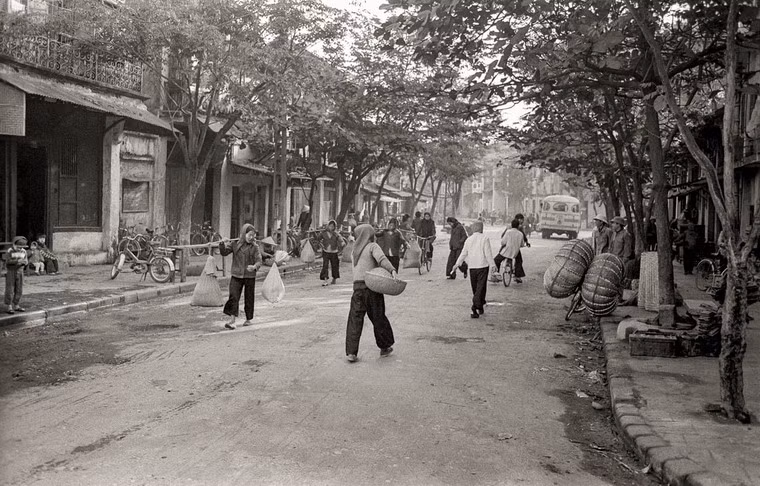 Đầu thập niên 1980, Hà Nội vẫn còn rất thiếu thốn khi vừa trải qua nhiều thập kỷ chiến tranh. Hình ảnh này nằm trong số khoảng 100 bức ảnh của John Ramsden sẽ được giới thiệu trong triển lãm “Hà Nội – Mảnh đất hóa tâm hồn” diễn ra tại Nhà triển lãm 29 Hàng Bài, Hà Nội, từ ngày 19-26/10/2013.