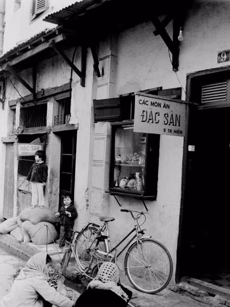 Phố Tạ Hiện thời kỳ bao cấp được biết đến với nhiều cửa hàng “đặc sản”.