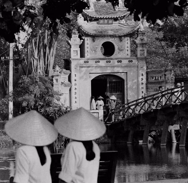 Cầu Thê Húc soi bóng xuống mặt nước hồ Gươm đã trở thành một hình ảnh mang tính biểu tượng về Hà Nội.