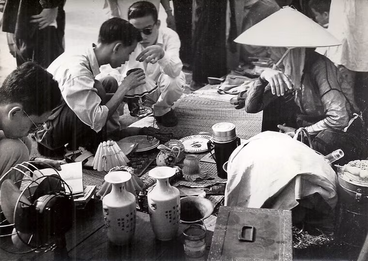 Chợ trời ở Hà Nội trở nên nhộn nhịp hơn mọi ngày...