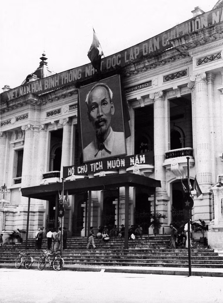 Nhà Hát Lớn ngày 10/10/1954.