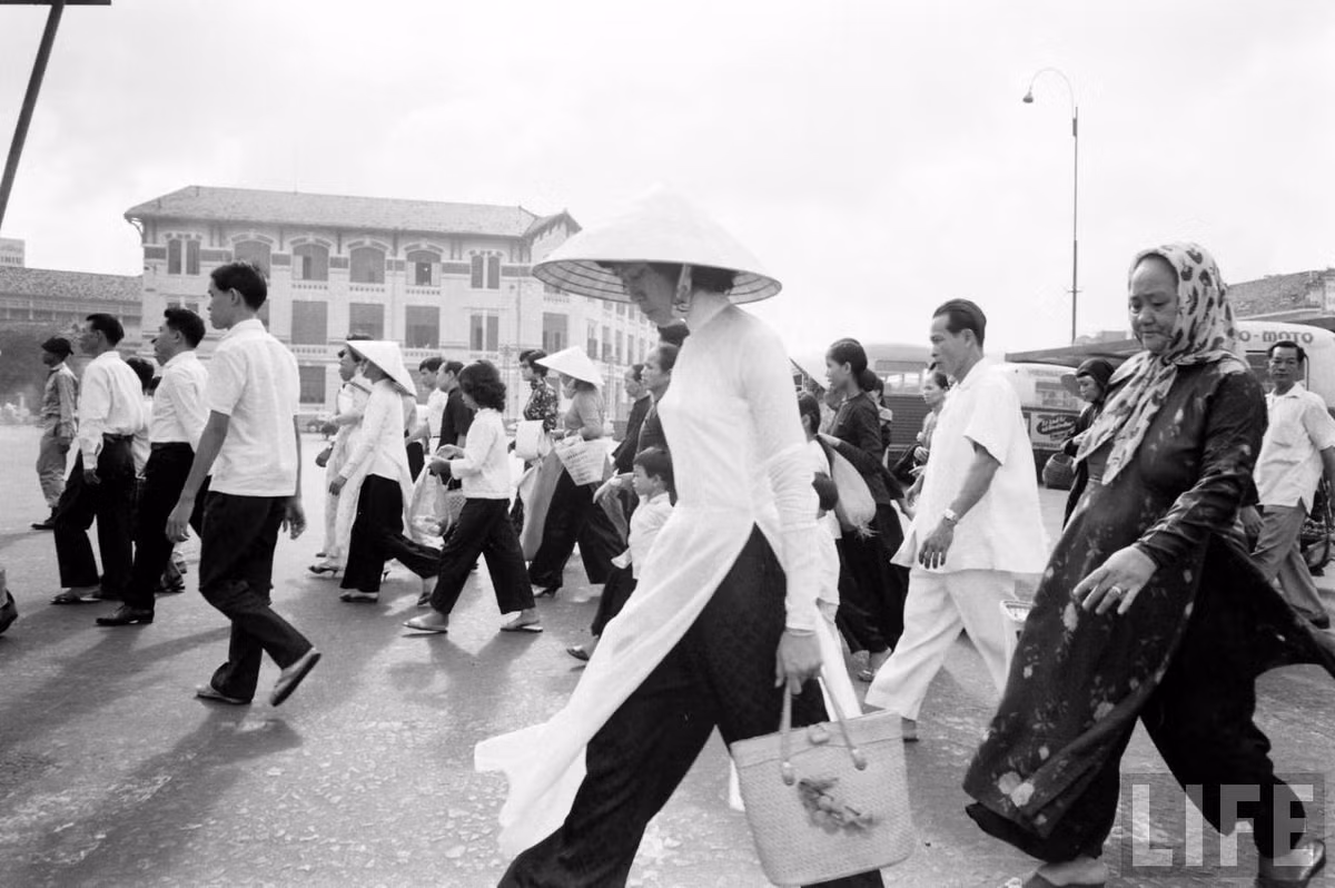 Những người đi chợ buổi sáng.