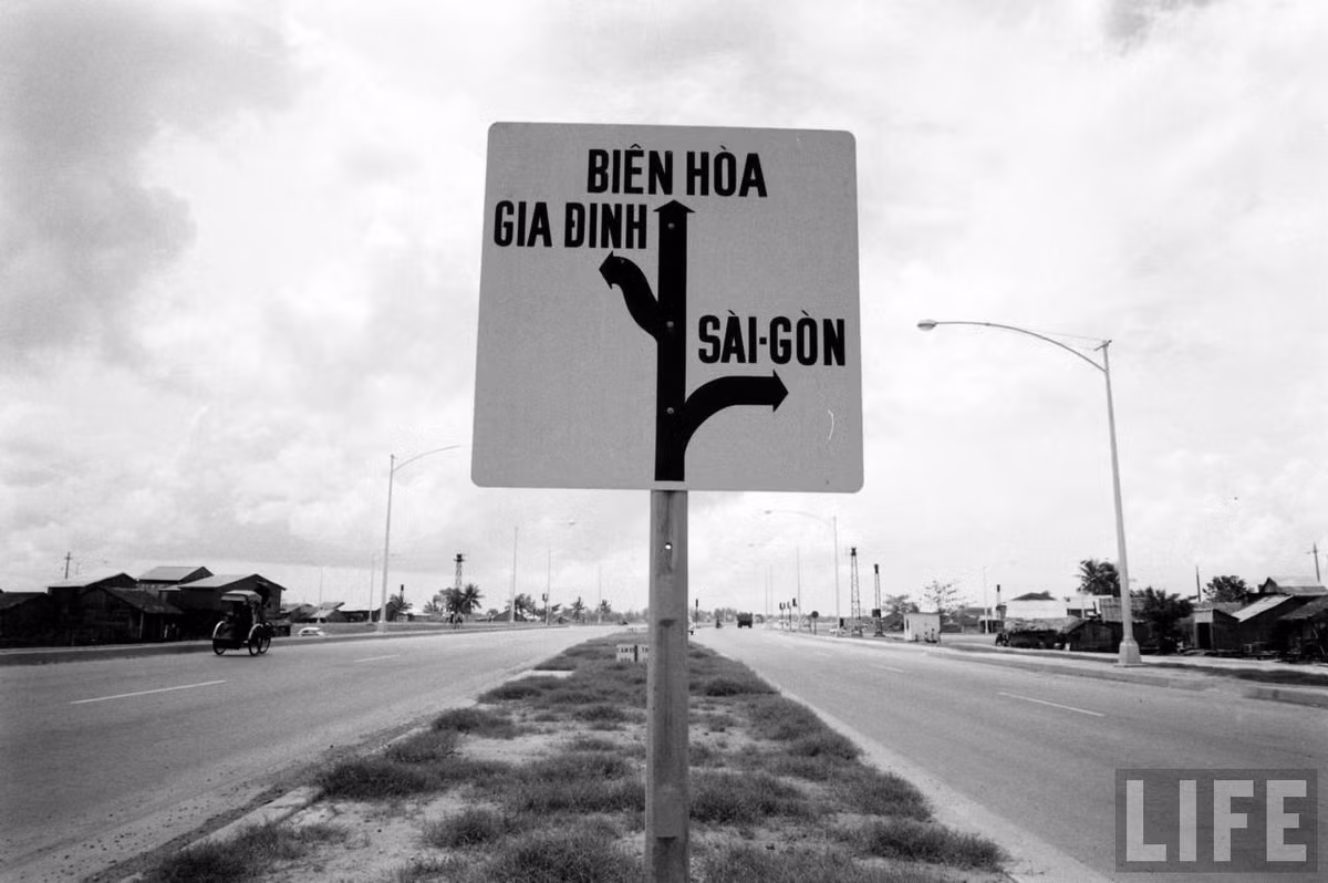 Tấm biển chỉ đường trên cửa ngõ Sài Gòn.