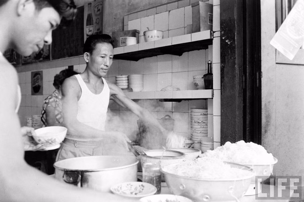 Trong một quán ăn ở Chợ Lớn.