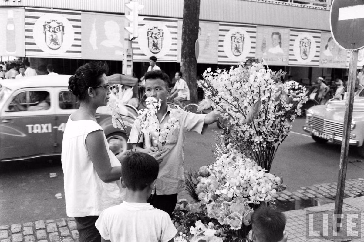 Quầy bán hoa giả trên vỉa hè đại lộ Lê Lợi.