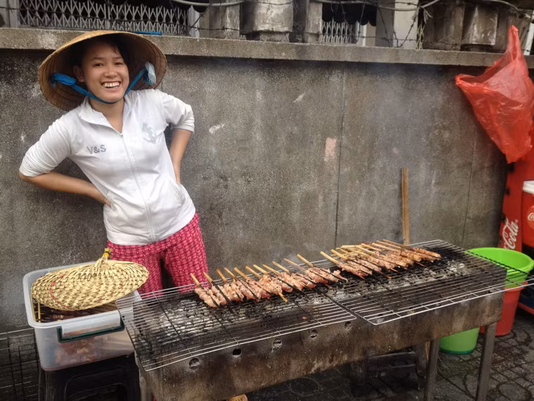 3. Thưởng thức ẩm thực đường phố. Việt Nam quả xứng danh là đất nước của ẩm thực đường phố. Bài học tôi rút ra ở TP HCM là đừng phí tiền cho những nhà hàng sang trọng, bạn sẽ thất vọng với giá cả và chất lượng dịch vụ ở đây. Thay vào đó hãy ăn những bữa ăn tại các hàng quán trên đường phố, với giá chỉ một vài USD, nhưng không chê vào đâu được.