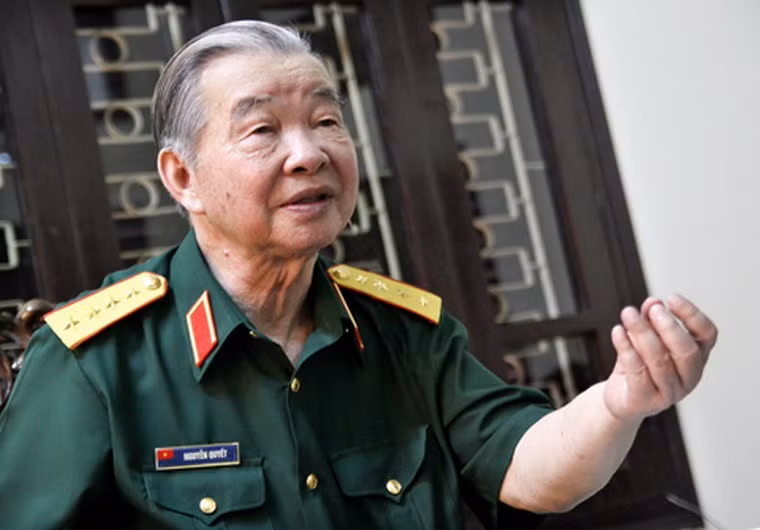  8. Đại tướng Nguyễn Quyết (Nguyễn Tiến Văn) (năm sinh: 1922). Năm thụ phong: 1990. Quê quán: Hưng Yên. Chức vụ cao nhất: Phó Chủ tịch Hội đồng Nhà nước. Chức vụ cao nhất trong ĐCSVN: Bí thư Trung ương Đảng khóa VI. Danh hiệu khác: Huân chương Sao vàng.