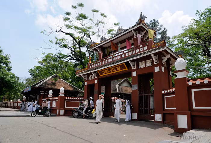 Năm 1925, Đại tướng rời quê nhà Quảng Bình để vào Huế ôn thi vào trường Quốc học Huế và đỗ thứ hai khóa này. Năm 1927, ông cùng các bạn học tổ chức bãi khóa rầm rộ với quy mô lớn để phản đối chính quyền thực dân. Cuộc bãi khóa của học sinh Trường Quốc học Huế lan rộng ra khắp các trường ở Huế và phát triển thành cuộc tổng bãi khóa. Vụ việc khiến Võ Nguyên Giáp bị bắt rồi bị đuổi học… Sự kiện này khiến con đường hoạt động cách mạng mở rộng trước mắt ông.