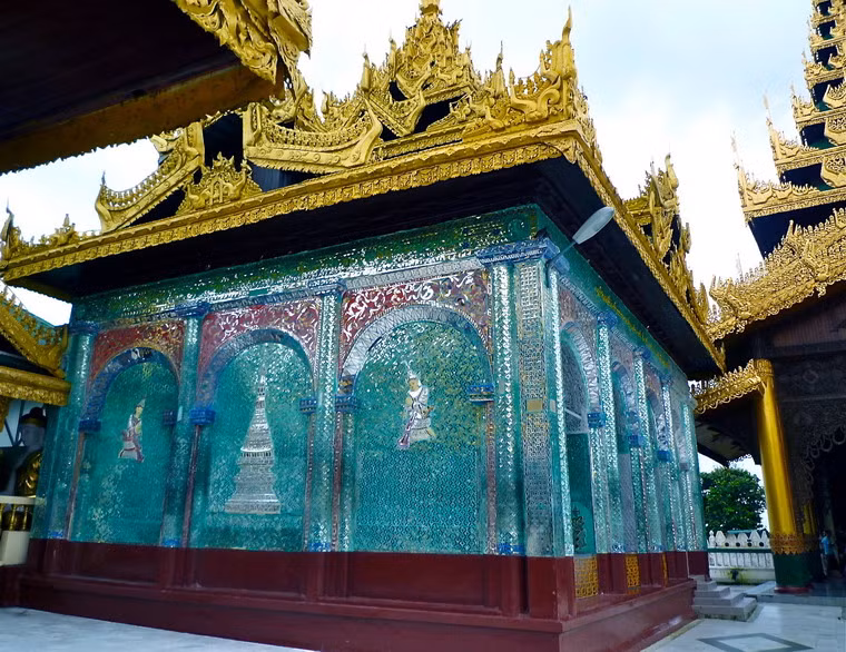 Trong chùa có 7 bồn nước tương ứng với 7 hành tinh và với 7 ngày trong tuần. Đó là nơi những người có sinh nhật trùng vào ngày đó tới tưới nước tắm cho tượng Phật.