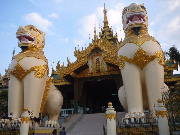 Từ chân đồi có 4 lối leo lên chùa. Mỗi lối lên có một cặp chinthe (sư tử thần) hết sức bề thế canh gác.