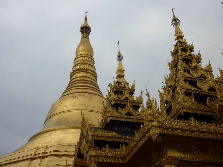 Ban đầu, tòa tháp chính của chùa chỉ cao khoảng hơn 20m nhưng sau đó liên tục được xây bổ sung và đến thế kỷ 18 đã đạt chiều cao 99m như hiện tại.
