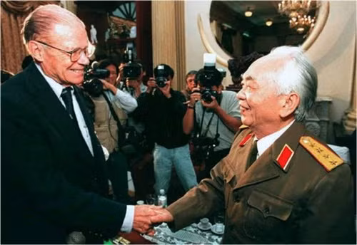 Đại tướng Võ Nguyên Giáp và Cựu Bộ trưởng Quốc phòng Mỹ Robert McNamara trong cuộc gặp đầu tiên năm 1995.