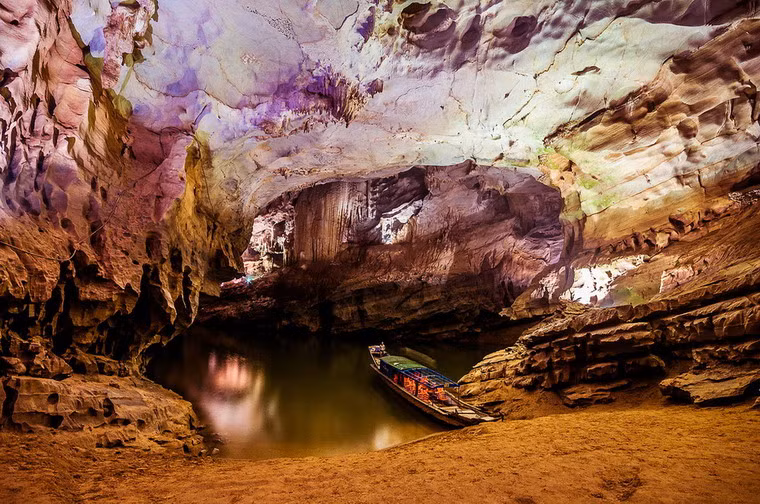 Phong Nha là hang động tiêu biểu nhất về giá trị thẩm mỹ và sự độc đáo tại Di sản Thiên nhiên Thế giới Vườn quốc gia Phong Nha - Kẻ Bàng. Theo đoàn thám hiểm của Hoàng gia Anh thì động Phong Nha có 7 cái Nhất: Hang nước dài nhất; Cửa hang cao và rộng nhất; Bãi cát và bãi đá ngầm đẹp nhất; Hồ nước ngầm đẹp nhất; Thạch nhũ tráng lệ và kỳ ảo nhất; Dòng sông ngầm dài nhất và Hang khô rộng và đẹp nhất.