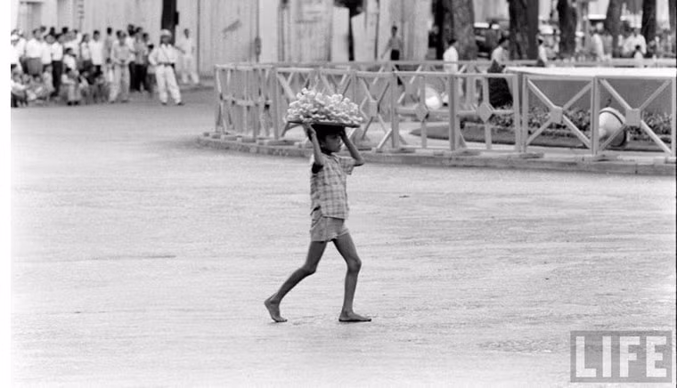Trẻ em bán hàng rong ở Sài Gòn.