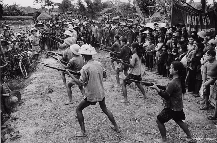 Dân quân tập luyện.