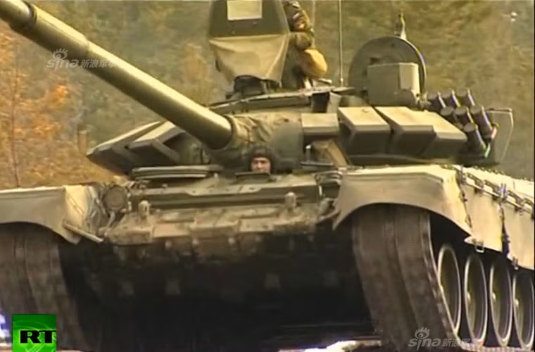 Xe tăng chiến đấu chủ lực T-72 hành tiến.