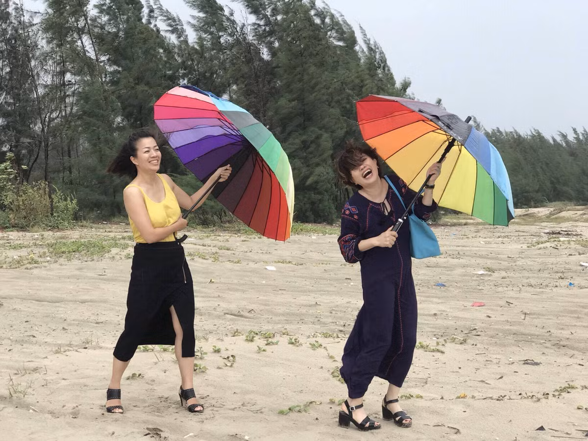 Ngọc Huyền thường xuyên du lịch cùng bạn bè. Diễn viên Như Trang là người em rất thân thiết với Ngọc Huyền tại Nhà hát Tuổi trẻ cũng thường xuyên có mặt trong các cuộc vui của chị.