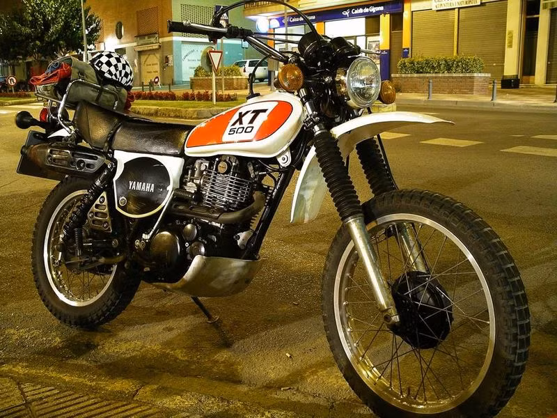 Phiên bản gốc của Yamaha XT500. Phiên bản độ giữ được nguyên dáng vẻ truyền thống của chiếc xe và nhấn mạnh vào sức mạnh của nó.