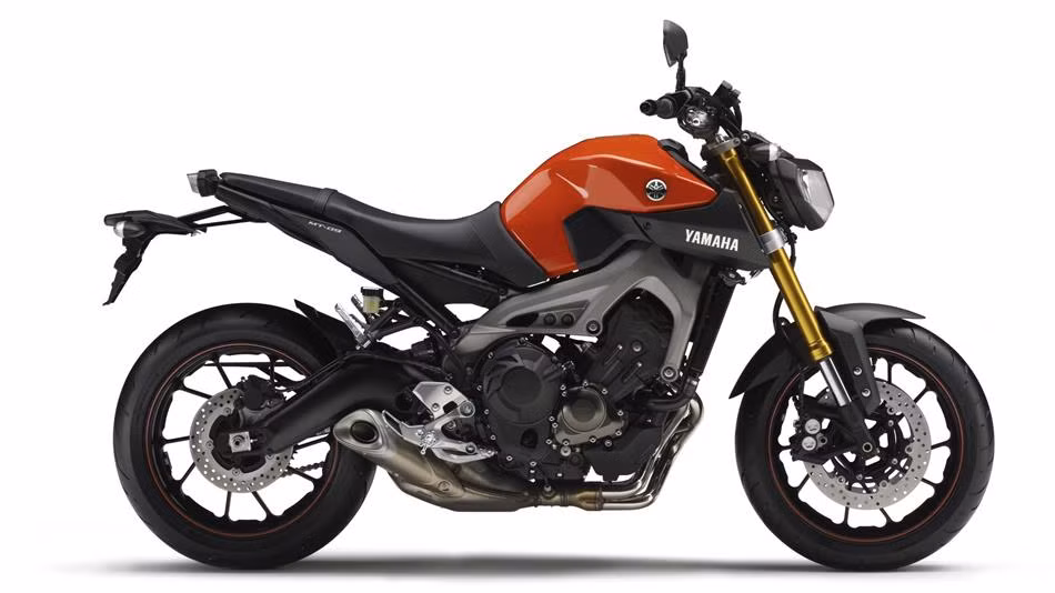 Yamaha MT-09 có thiết kế nhỏ gọn nhằm nâng cao hiệu suất của xe. Xe trang bị động cơ 3 xi-lanh nâng tổng dung tích lên tới 8.500 cc. Bánh xe dạng hợp kim 10 chấu trọng lượng nhẹ.