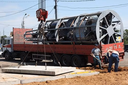 Xe cẩu đưa chai rượu ôtô vào vị trí lắp đặt.