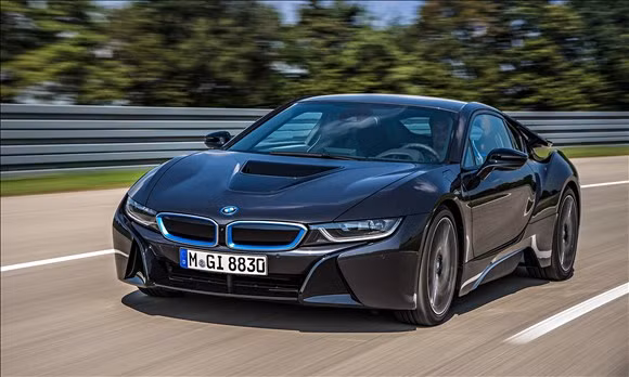 BMW i8 nhanh chóng làm nên cơn sốt trong năm nay ngay sau khi ra mắt. Đây là mẫu xe thể thao hybrid đầu tiên do BMW tự thiết kế. Giá xe được công bố ở mức 138.000 USD. Dự kiến, vào năm 2015, mẫu xe này sẽ được nâng cấp mạnh mẽ thêm nhằm nâng cao khả năng vận hành.