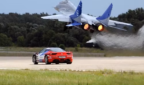 Chiếc Ferrari thử khả năng tăng tốc của mình với chiến đấu cơ Su-27.