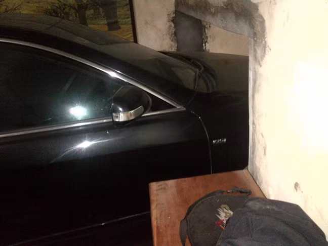 Chiếc Toyota Camry chui qua tường khiến nhiều người tưởng lầm là mới xảy ra tai nạn.