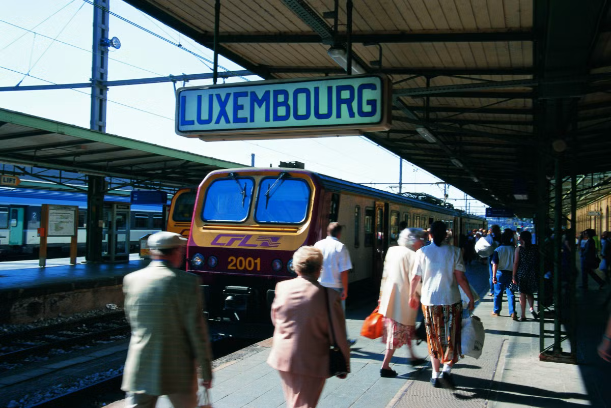 Phương tiện giao thông như tàu điện ngầm, taxi khá phổ biến tại Luxembourg. Giá chi phí đi lại của người dân Luxembourg cao hơn Việt Nam 38% và hơn Mỹ 31%.