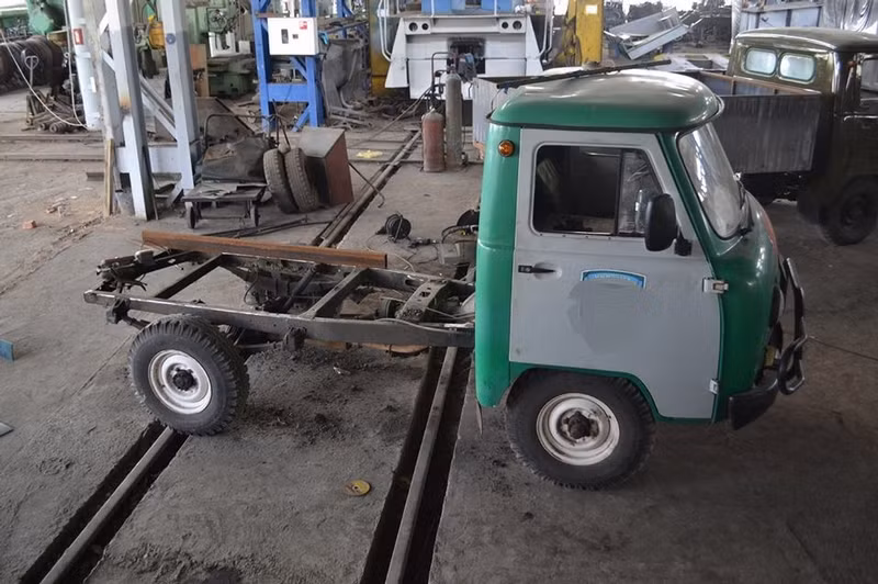 Chiếc xe tải cỡ nhỏ được tháo rời toàn bộ thân sau, trơ lại khung sau để lắp thêm thép bảo vệ.