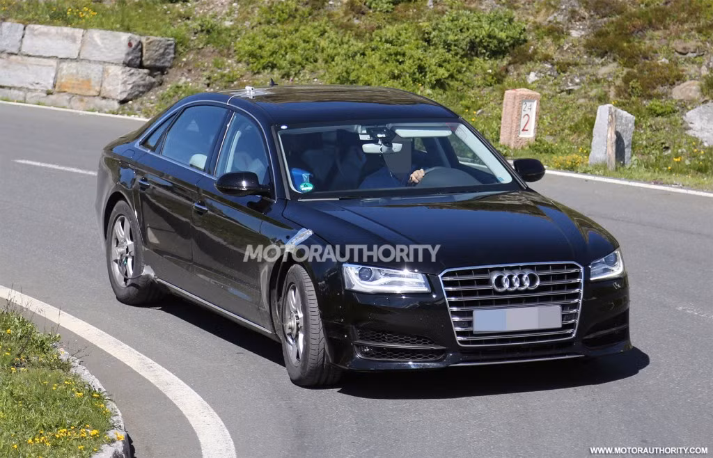 Một nhóm thợ săn ảnh mới đây phát hiện và chụp được ảnh mẫu Audi A8 mới nhất của hãng này dự kiến ra mắt năm 2018 khi chiếc xe đang tiến hành chạy thử trên đường.