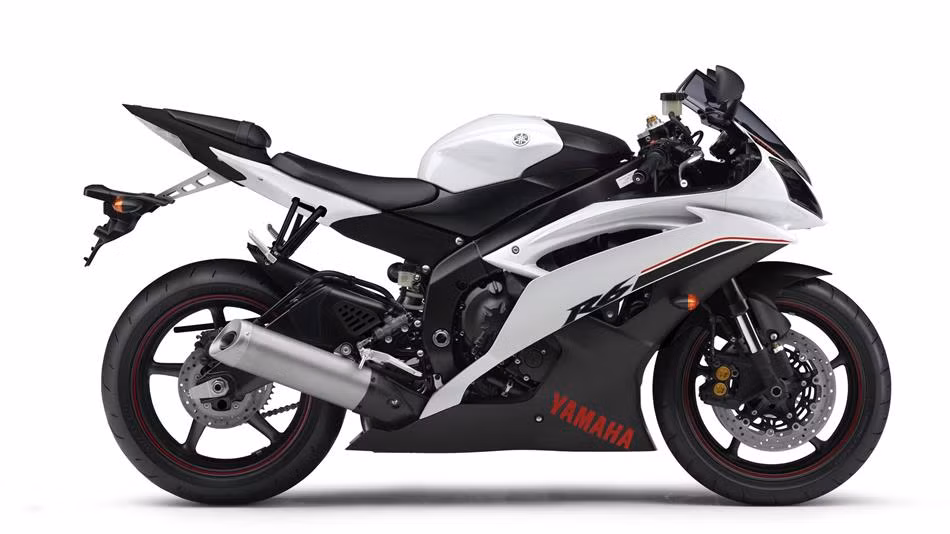 YZF-R6 là phiên bản nâng cấp của YZF-R1. Xe kế thừa những tinh túy của "người anh em" và kết hợp với động cơ 4 xi-lanh DOHC nhằm nâng cao hiệu suất sử dụng.