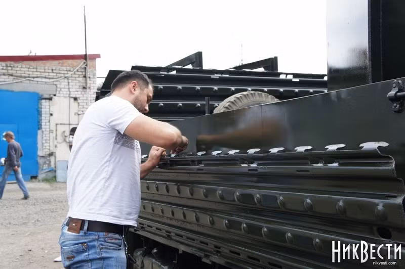 Cận cảnh quá trình lắp ráp của các kĩ sư tại xưởng sửa chữa Nikolaevsk. Chính phủ Ukraine đang cân nhắc đặt hàng hàng loạt mẫu xe này để phục vụ chuyên chở binh lính vào vùng chiến sự bởi giá thành sản xuất thấp, độ an toàn cao.