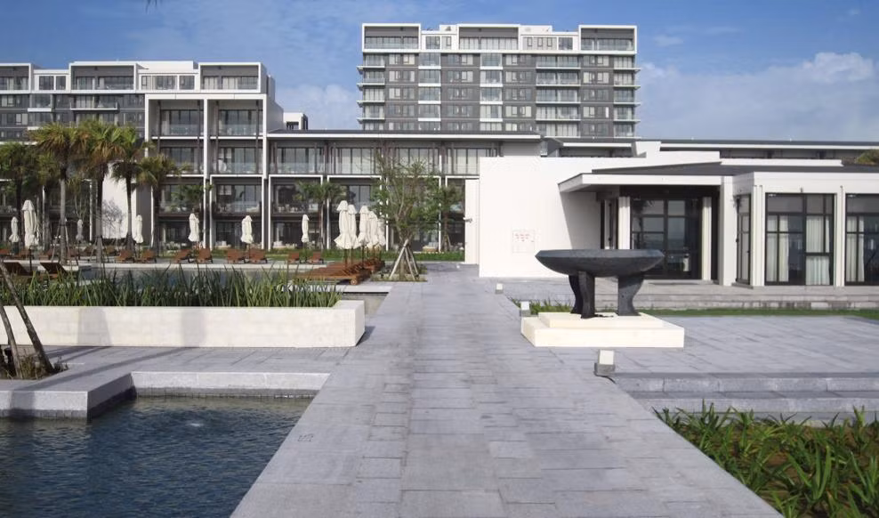 Không khí trong lành và khí hậu ôn hòa là món quà vô giá của thiên nhiên dành tặng cho khu nghỉ dưỡng này.