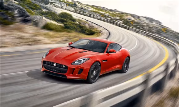 Jaguar F-TYPE R Coupe là dòng xe thể thao có thiết kế nổi bật với những đường cong quyến rũ, tản nhiệt độc đáo và động cơ V8 mạnh mẽ 542 mã lực khiến người hâm mộ khó lòng cưỡng lại. Giá bán dòng xe này khoảng 99.000 USD.