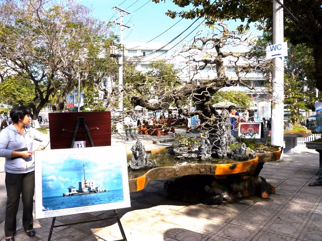 Bộ ảnh về Trường Sa sẽ được trưng bày phục vụ công chúng và du khách từ nay cho đến ngày mùng 5 Tết. Trước đó, tác giả đã tổ chức triển lãm nhiều lần và tặng ảnh cho 6 trường học trên địa bàn với mong muốn: “Đưa hình ảnh về Trường Sa đến với học sinh thân yêu”, nhất là những trường học ở vùng sâu, vùng xa, nơi có nhiều học sinh là con em đồng bào dân tộc thiểu số sinh sống. Ảnh: Các tác phẩm trưng bày Tết tại công viên Yến Phi Nha Trang.