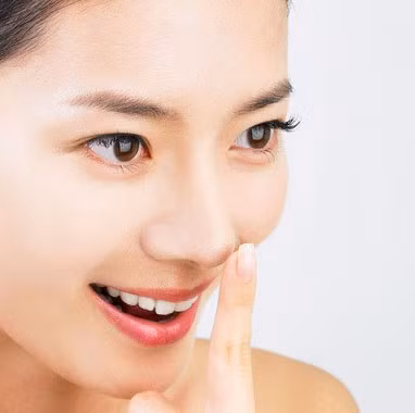 2. Hạ Bạch Nhãn: Hạ Bạch Nhãn tức là người nữ có mắt lòng đen đi lên làm lộ lòng trắng phía dưới, là người tâm tính lãng mạn ảo tưởng trong tình yêu, không mấy khi thực tế. Do vậy đường tình nhiều cản trở.
