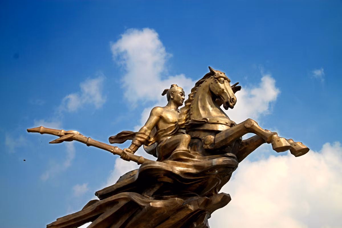 Tượng đài bay lên không trung trong áng mây - Mã đáo thành công.