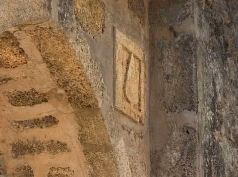 Bức tường còn sót lại của một nhà thờ Hồi giáo tại khu vực thành cổ Gedi.