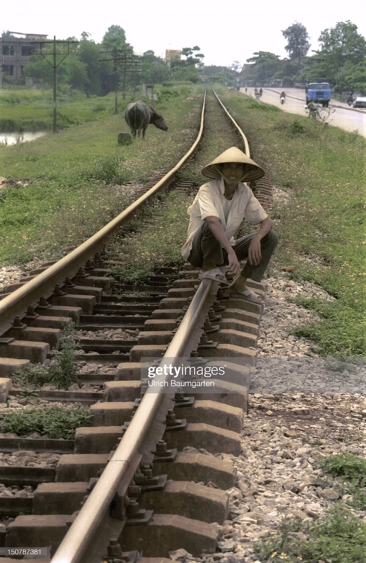 Một nam giới ngồi trên đường ray tàu hỏa ở Hà Tây, nay thuộc Hà Nội.