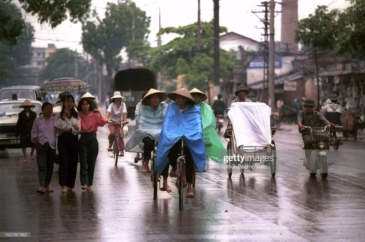 Một ngày mưa ở Hà Nội năm 1994. Ảnh được chụp ở đường Giảng Võ, gần ngã tư Giảng Võ - Cát Linh. Có thể thấy ống khói của nhà máy gạch Đại La cũ (ống khói Cát Linh) ở góc phải.