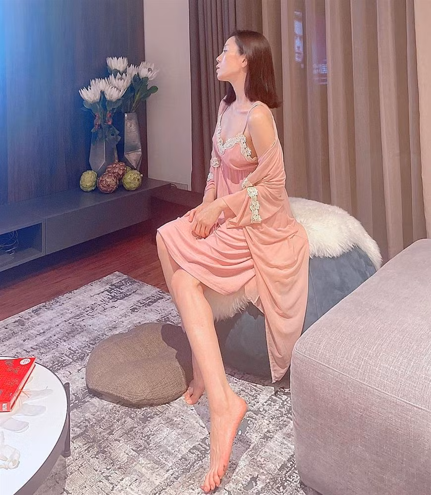 Le Quyen trung thanh voi vay 2 day ren 