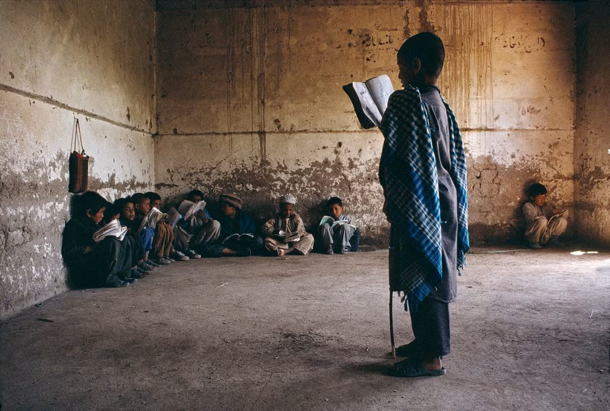 Trẻ em Afghanistan học bài trong một ngôi nhà bỏ hoang, tháng 6/1992.