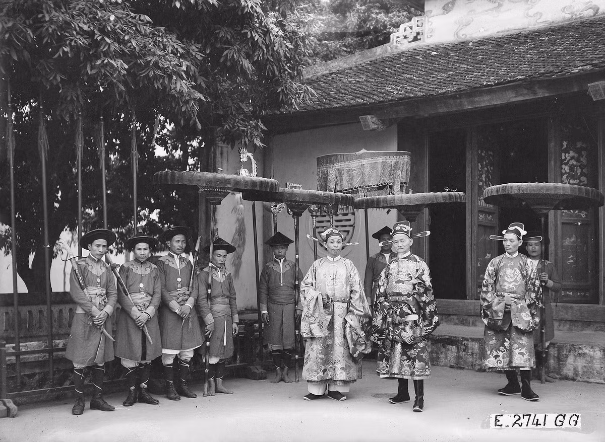 Các viên quan thực hiện nghi lễ tại một ngôi chùa ở Thái Bình.