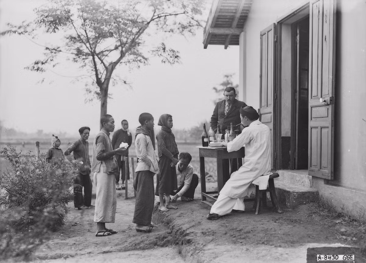 Phát thuốc cho bệnh nhân ở trại phong Văn Môn.
