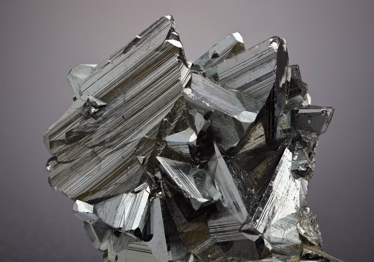 Tetrahedrite là sunfua đồng, sắt và antimon. Nó được đặt tên dựa theo những tinh thể hình tứ diện (bốn mặt hình tam giác).