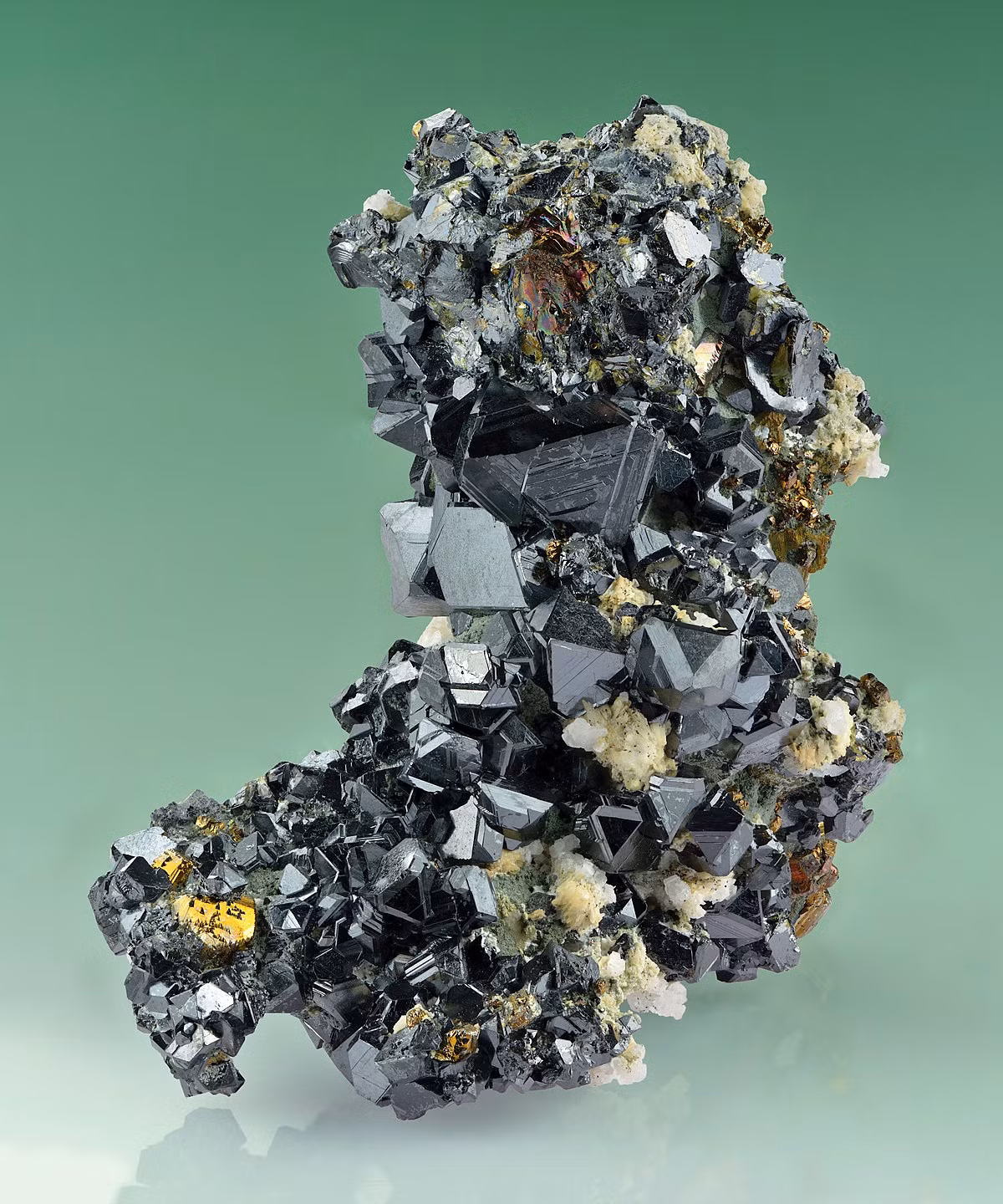 Sphalerite là sunfua kẽm có hàm lượng sắt không cố định. Đây là một trong những quặng chứa kẽm được khai thác nhiều nhất.